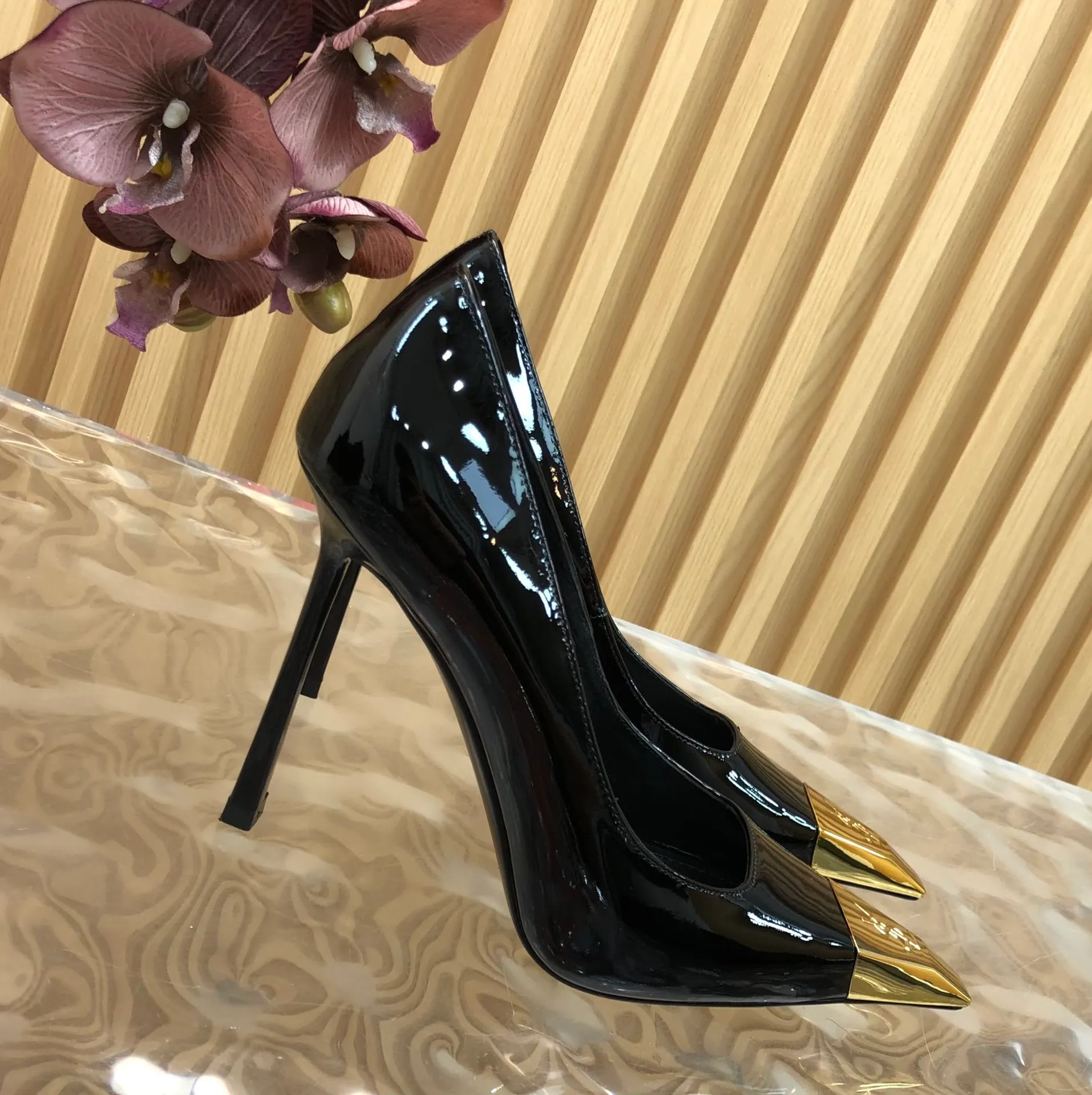 👟👟Ex-factory price 600👟👟 Top-quality Saint Laurent/Yves Saint Laurent Lee metal buckle single shoes. YSL sister's beautiful high heels are the same style as Saint Laurent Rose. The small square toe. The high-heeled shoes are very good at modifying the foot shape. The luxurious metal chain. In recent years, SL👟👟The ex-factory price is that women are becoming more and more understanding of high-heeled shoes. The embarrassing design impression of waterproof platform models has been eliminated. YSL's beautiful high-heeled shoes Upper: Imported patent leather/cowhide Sole: Genuine leather outsole Heel height: 11cm Size 35-39 (40, 41 customized, non-refundable and non-exchangeable)